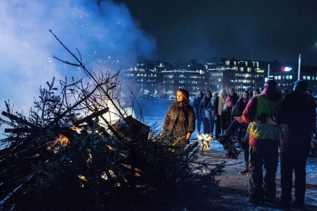 Alla fick vara med och bidra till bålet. Foto: IBL Alla fick vara med och bidra till bålet. Foto: IBL
