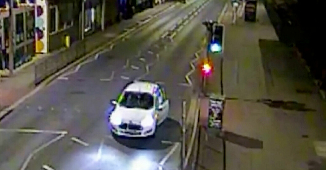 Han väntar in henne medan hon kommer gående längs trottoaren. Då har han redan förföljt henne med sin bil ett bra tag.