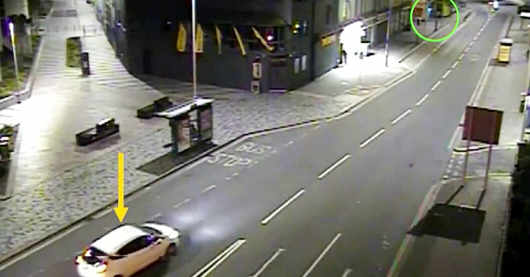 Tydligt utmärkt hur Woldeab sitter i sin Ford och spanar in brottsoffret (i gröna ringen) som promenerar en bit fram på trottoaren. Tydligt utmärkt hur Woldeab sitter i sin Ford och spanar in brottsoffret (i gröna ringen) som promenerar en bit fram på trottoaren.