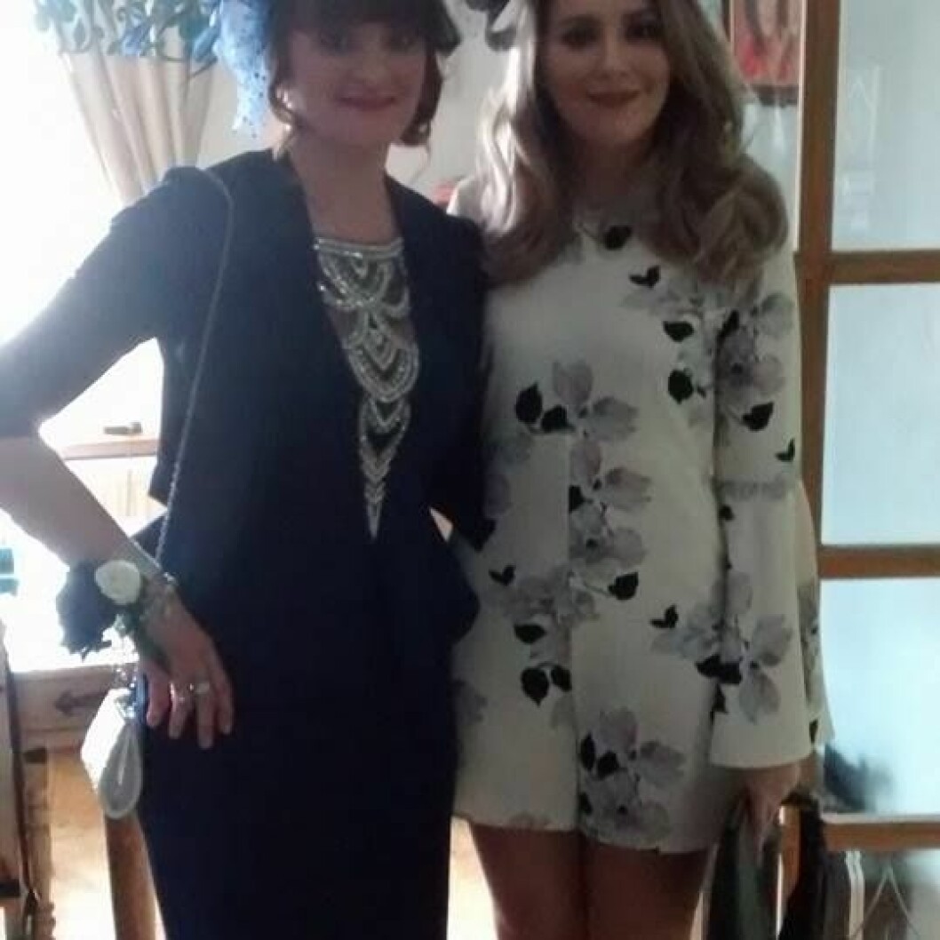 Mor och dotter på fest när Kellys vänner gifte sig. Mamma Tracy säger att Kelly var hennes allra bästa vän. Mor och dotter på fest när Kellys vänner gifte sig.