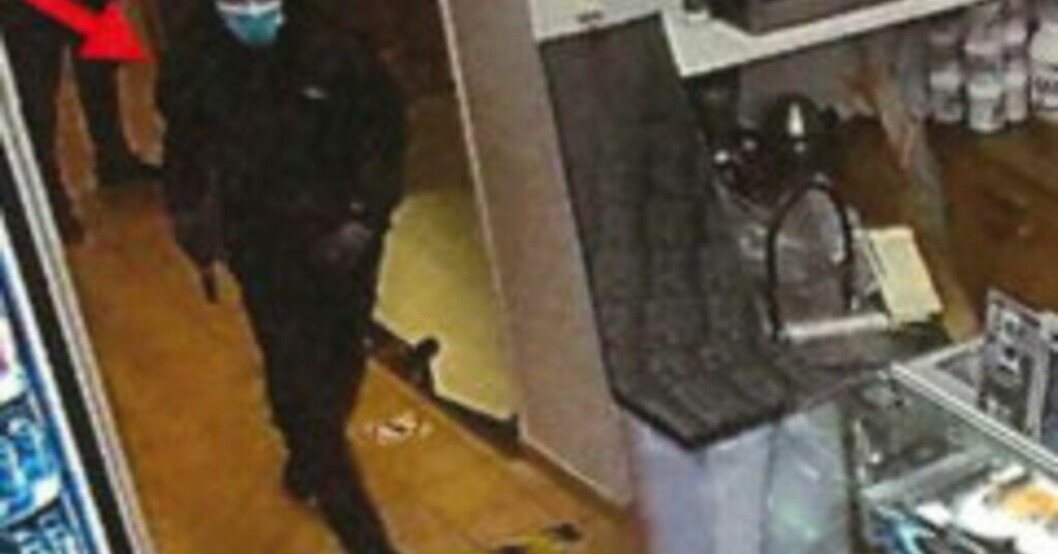 Mördaren lämnar gymmet i centrala Stockholm efter att ha skjutit ihjäl en 54-årig man. Bild från polisens förundersökning. Skärpt straff för 17-årig gymmördare
