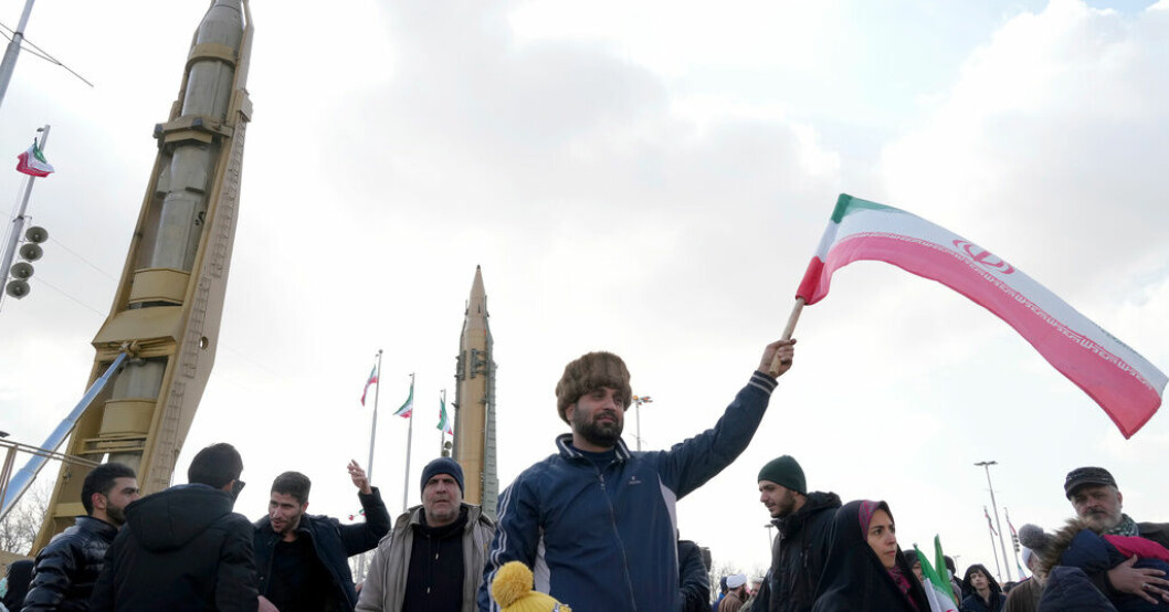 Mot en fond av ballistiska robotar samlades människor i centrala Teheran på lördagen för att fira den islamiska revolutionens 44:e årsdag. Iran firar revolutionens årsdag