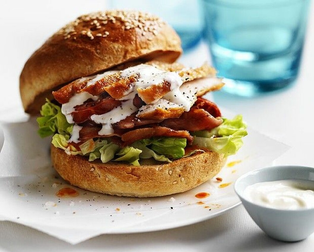 Via: <a href="http://www.goodfood.com.au/good-food/cook/recipe/roast-chicken-burger-20120206-29u42.html" target="_blank">Goodfood.com.au</a> ms-lead-burg-620x0