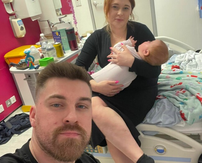 Mamma Ella och pappa Drew med dottern Ada på akutmottagningen. Mamma Ella och pappa Drew med dottern Ada på akutmottagningen.