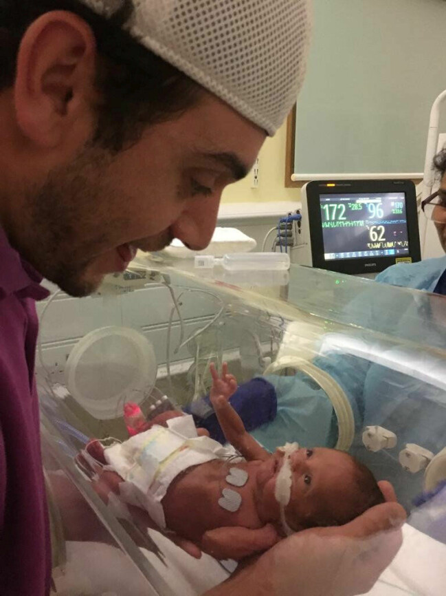 Sonen föddes i vecka 24 efter att både mamma och barn fått blodförgiftning. Pappa James tillsammans med den nyfödda sonen på sjukhuset.