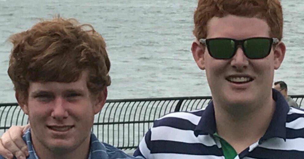 Till vänster Paul Murdaugh, ståendes tillsammans med sin bror Dustin Murdaugh. Paul stod åtalad för rattfylla och för att ha orsakat Mallory Beach död. Paul och Dustin Murdaugh