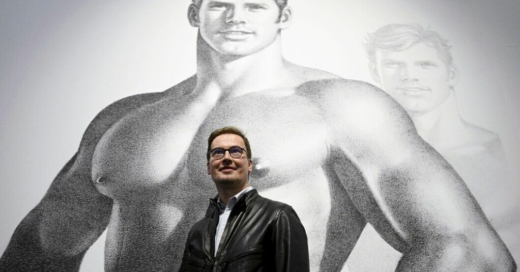 Museichef Leevi Haapala framför ett av Touko Laaksonens verk. Utställningen "Tom of Finland — Bold journey" visas på Finlands museum för samtidskonst, Kiasma, i Helsingfors. Gayikonen Tom of Finland hyllas i utställning