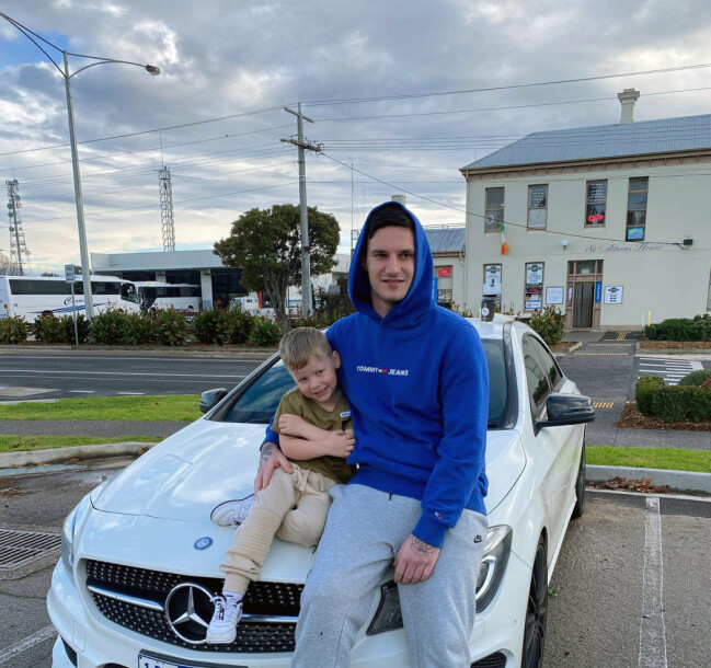 Pappa Dion sitter tillsammans med sonen Braxton på en vit bil.