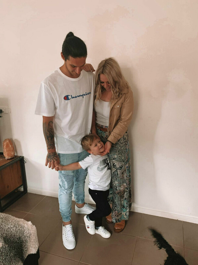 Maddie misstänkte länge att hennes partner var homosexuell och frågade honom även flera gånger. Maddie, Dion och Braxton tillsamans.