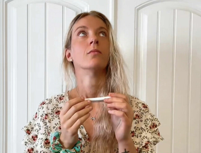 Brittney ber till Gud att hon snart är gravid. Brittney ber till Gud att hon snart är gravid.