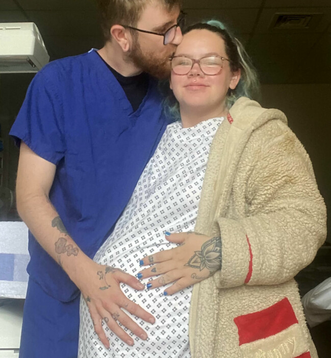 Rubys gravidmage var inte överdrivet stor så hon förväntade sig inte att Teddie skulle väga över 5 kilo. Pappa Chris håller på Rubys gravidmage.