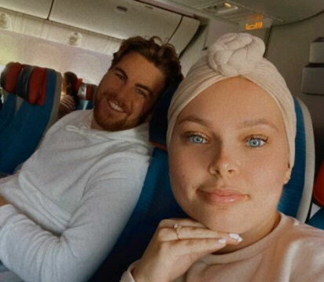 Nu är Hannah friskförklarad från sin cancer och har flera resor inplanerade tillsammans med fästmannen Charlie. Hannah och pojkvännen Charlie i ett flygplan.