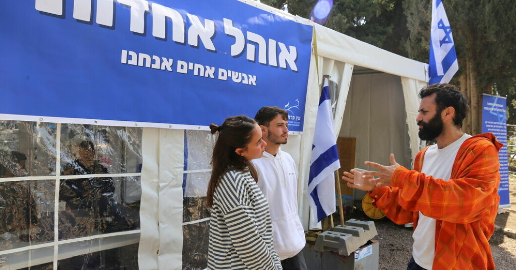 Naama Ehrlich och Ron Rivlin, aktiva vid "Tältet för samsyn" till vänster i bild, vädjar om en mer balanserad debatt. Protestvåg i Israel: Arabisk vår, fast tvärtom