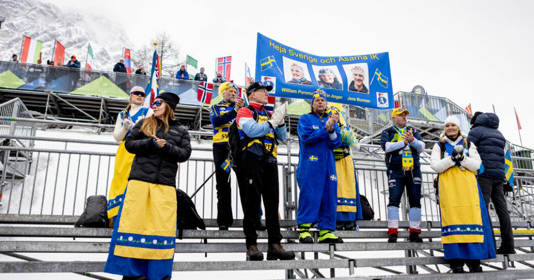 Några enstaka svenska fans i samband med torsdagens damstafett under skid-VM i Planica. Skyller publikfiaskot på krisen: "Dyrt att leva"
