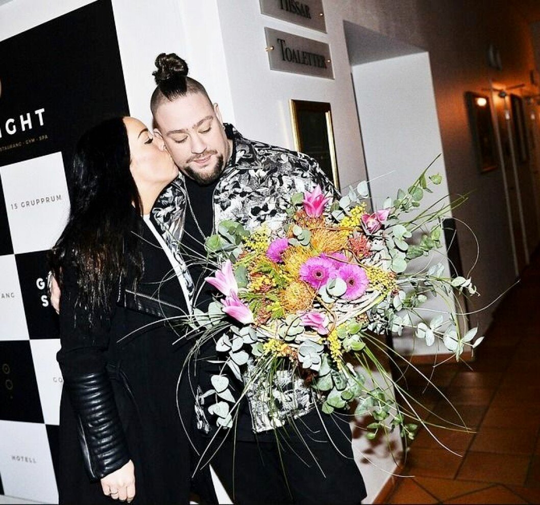Nano och Frida pussas på Melodifestivalens efterfest 2019. FOTO: Robin Lorentz-Allard/TT Nano Omar och frun Frida Blum pussas på melodifestivalens efterfest 2019