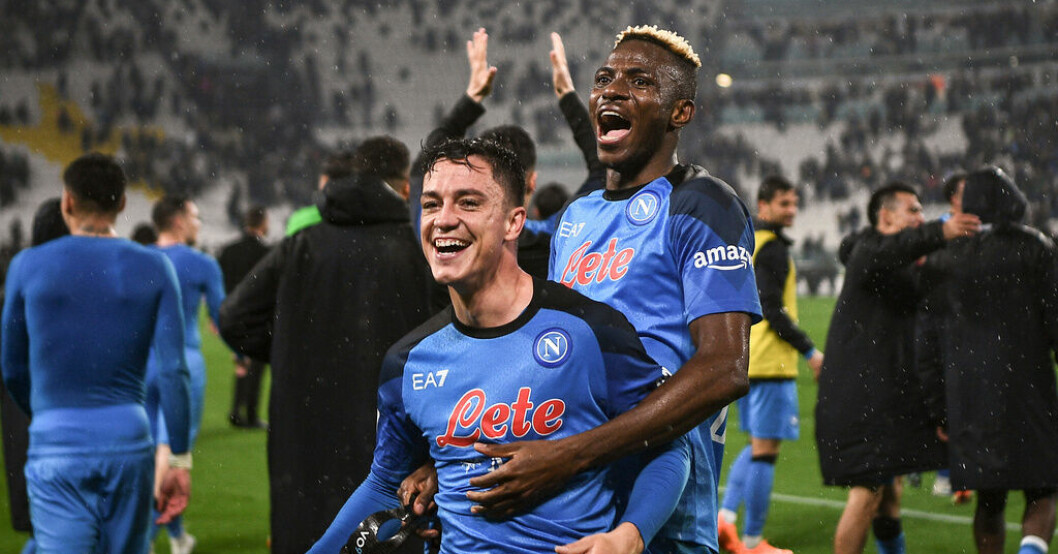 Napoli slog Juventus borta och är nära att vinna Serie A. Vid hemkomsten till Neapel tog tusentals supportrar emot Napoli-spelarna. Serie A-titeln närmar sig – togs emot av tusentals