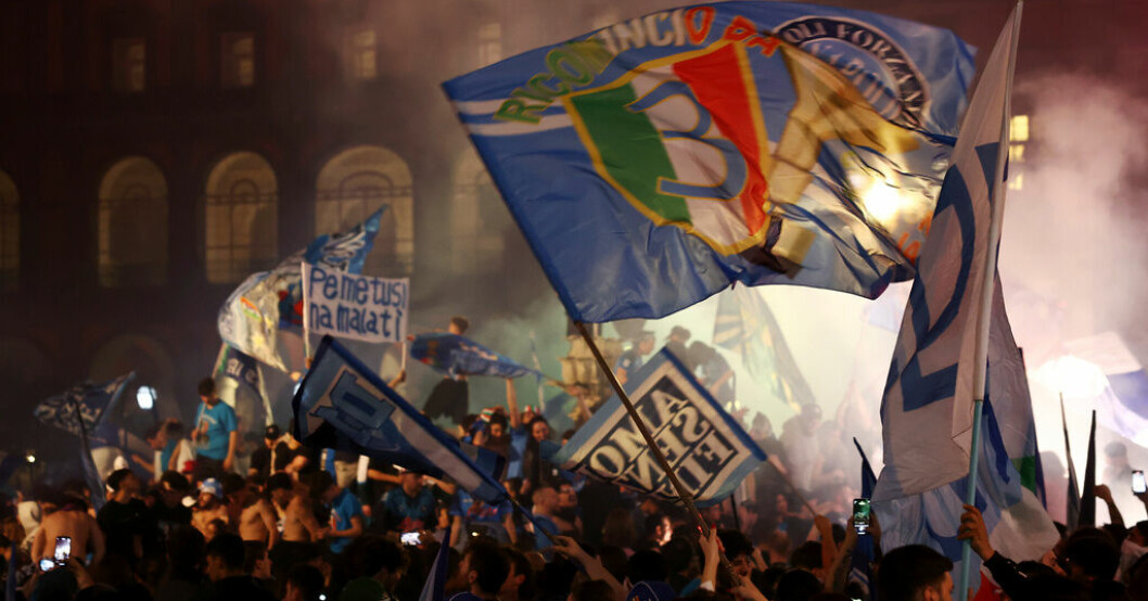 Napolifans firar i Neapel efter den säkrade Serie A-titeln. En död och 200 skadade i våldsamt firande