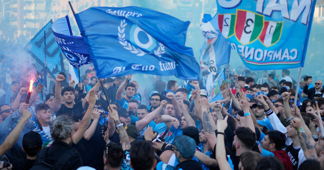 Napolisupportrarna firar titeln. Väntan över – Napoli är Serie A-mästare