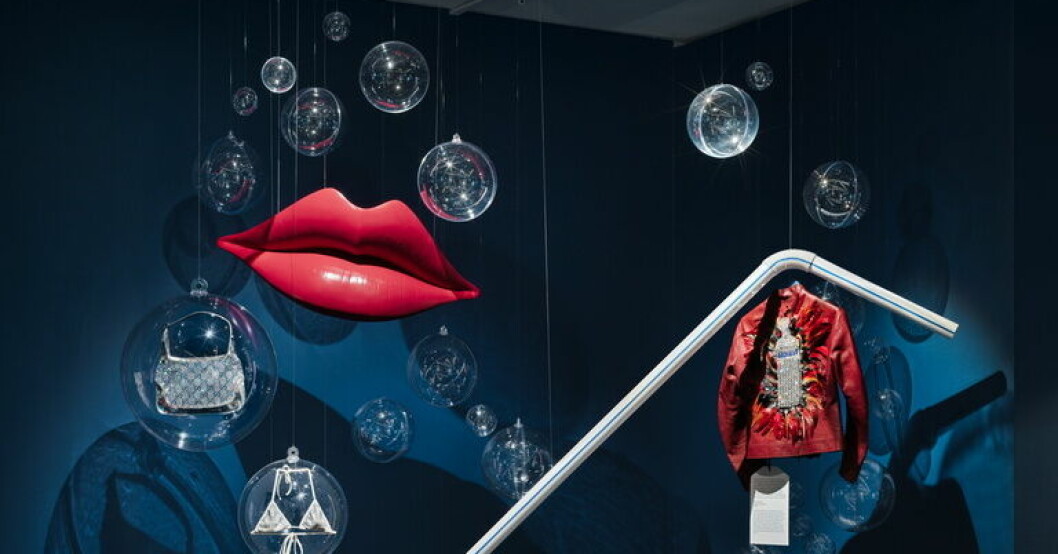 När "Fashion Cocktail" visades på Spritmuseet i Stockholm 2021 rymde utställningen bland annat accessoarer av Tom Ford för Gucci. Pressbild. Absolut Fashion-utställning ställs in