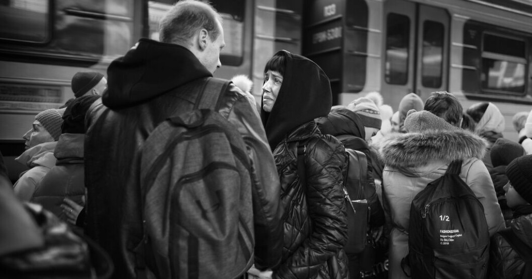 När kriget bröt ut i Ukraina mobiliserades alla män mellan 18 och 60 år. I det fotografi som utsetts till årets bild skildrar Eddy van Wessel ett av många farväl mellan älskande par på tågstationer runt om i landet. Pressbild. Trippel glädje på Årets bild