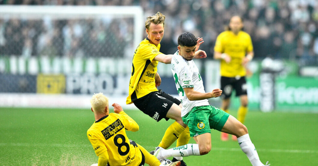 När Mjällby mötte Hammarby på Tele2 arena tidigare i maj fick många spelare åka hem med skrapsår. Arkivbild. "Vi är beredda att skrapa upp våra knän"