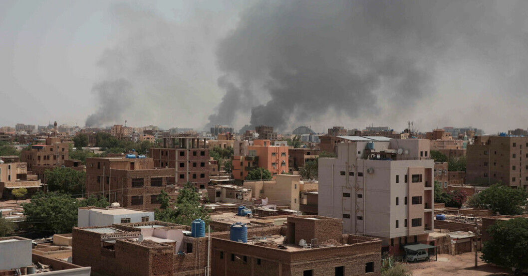 När oroligheterna går in på sin andra dag stiger röken över de centrala delarna av Sudans huvudstad Khartum. FN: Tre hjälparbetare dödade i Sudan