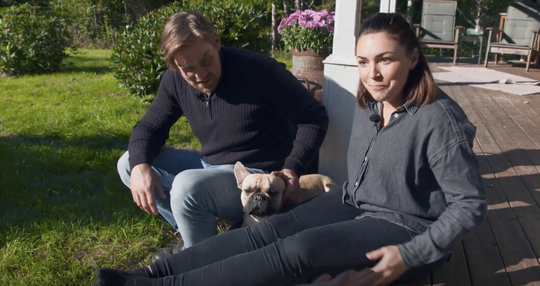 När programledare Linda Lindorff gör återbesök hos bönderna, i säsongsavslutningen förra året, hade Backis och Evelina tagit det stora steget och flyttat ihop. När programledare Linda Lindorff gör återbesök hos bönderna, i säsongsavslutningen förra året, hade Backis och Evelina tagit det stora steget och flyttat ihop.