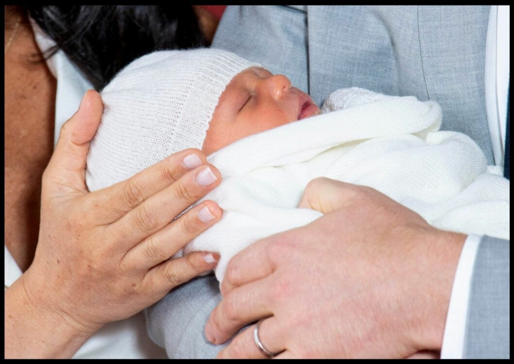 Närbild på Meghan Markle och prins Harrys son.