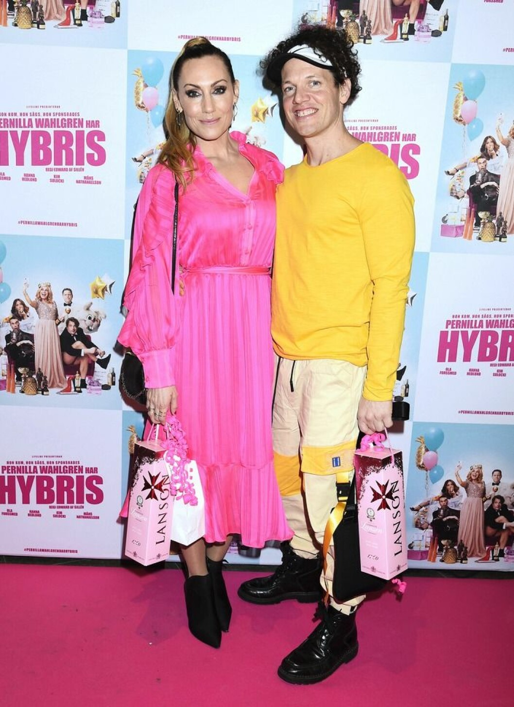 Lina Hedlund och sambon Nassim Al Fakir på premiären av “Pernilla Wahlgren har hybris”. FOTO: Karin Törnblom/TT Lina Hedlund och sambon Nassim Al Fakir på premiären av "Pernilla Wahlgren har hybris".