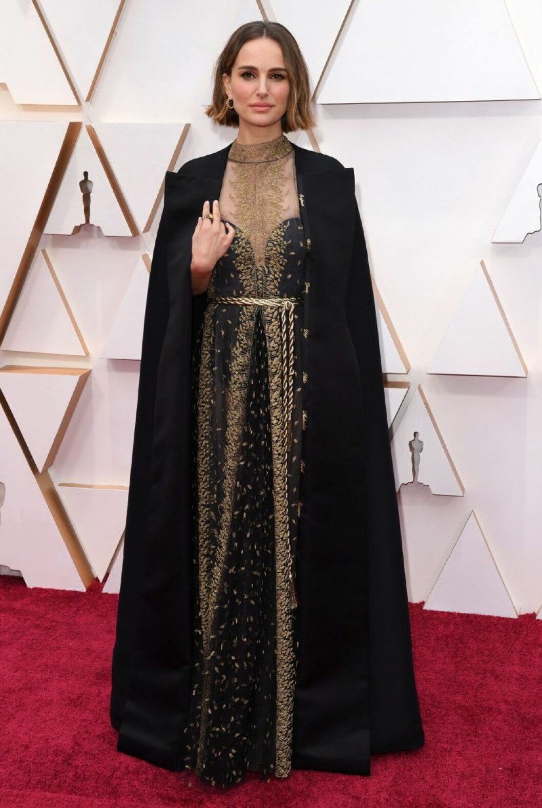 Natalie Portman. Natalie Portman i svart klänning med svart cape på röda mattan