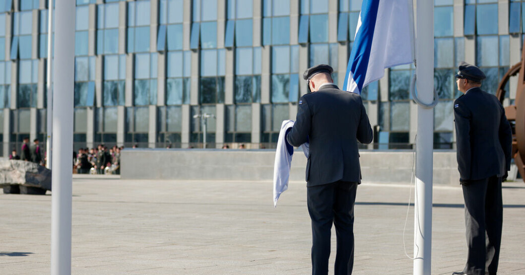 Natopersonal hissar Finlands flagga utanför alliansens högkvarter i Bryssel den 4 april. Arkivbild. Finländare delade om Nato-bas