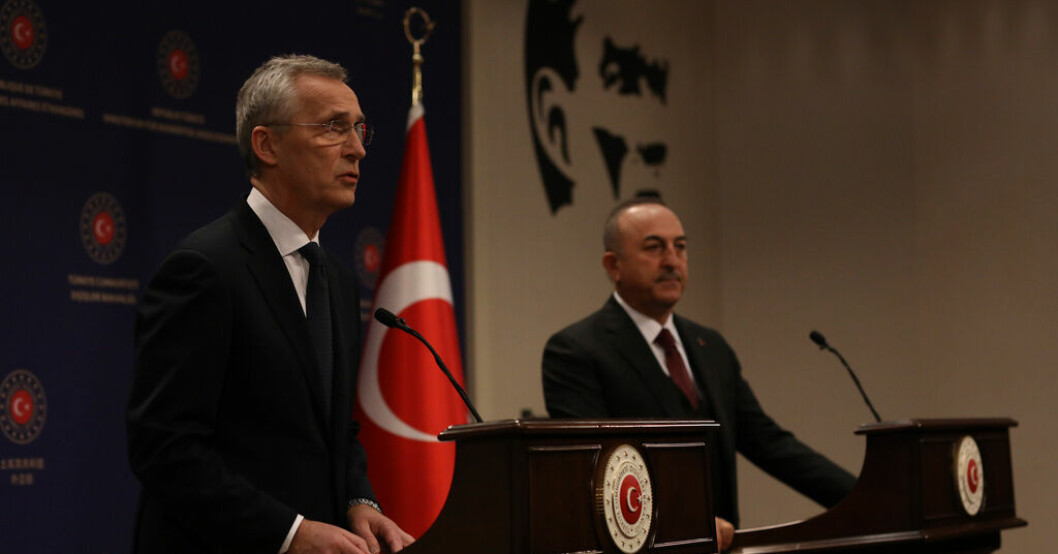 Natos generalsekreterare Jens Stoltenberg och Turkiets utrikesminister Mevlüt Cavusoglu under torsdagens presskonferens i Ankara. Samtal i Ankara om att låta Finland gå före