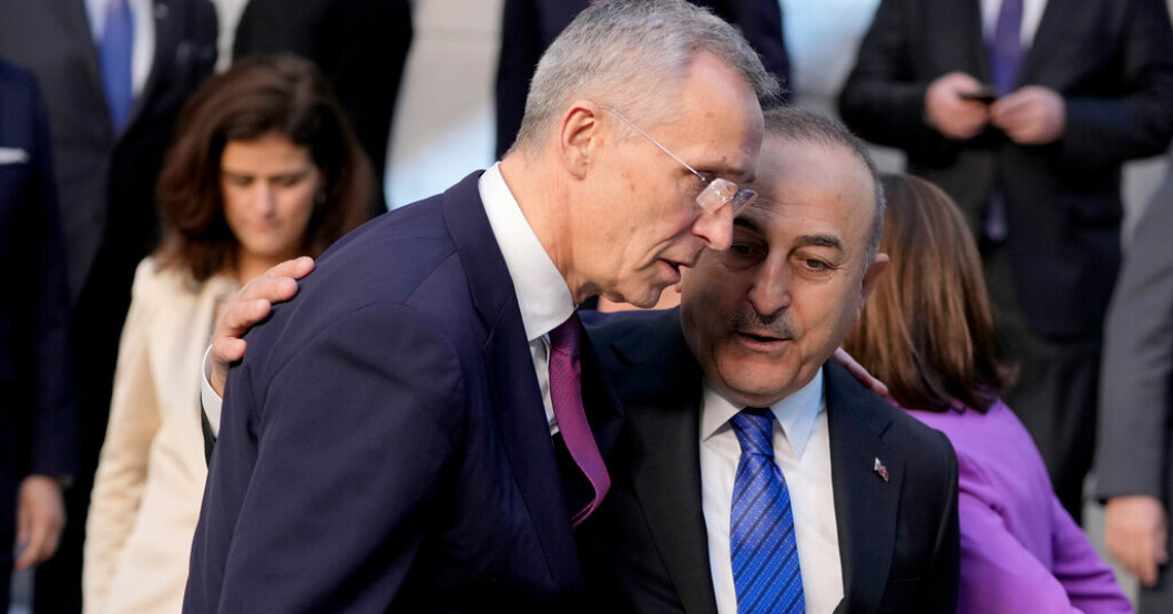 Natos generalsekreterare Jens Stoltenberg viskar med Turkiets utrikesminister Mevlüt Cavusoglu under onsdagens Natomöte i Bryssel. Turkiet: Sverige måste göra mer
