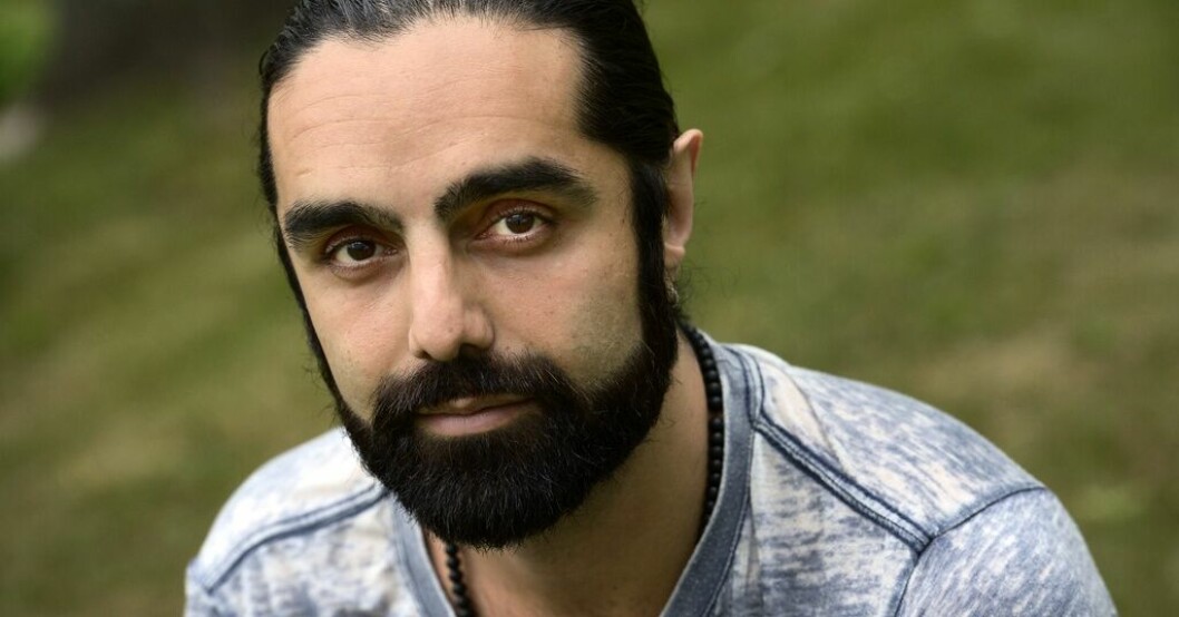 Navid Modiri är poddare, författare och föreläsare och har bland annat poddarna "Hur kan vi?" och "Mandomsprovet". Arkivbild. "Folkets berättelser" ska lyfta nya röster