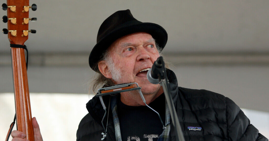 Neil Young vid en demonstration mot skövling av urskog i Kanada i februari i år. Arkivbild. Neil Young släpper "förlorat" 70-talsalbum