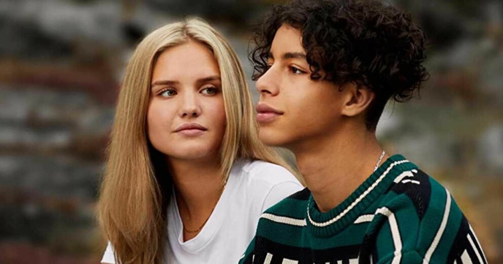 I vår gick Netflix ut med nyheterna om att nytappningen av klassikern Vinterviken kommer ut i år. Foto: IMDB/Johan Paulin Elsa Öhrn som karaktären Elisabeth och Mustapha Aarab som John-John.