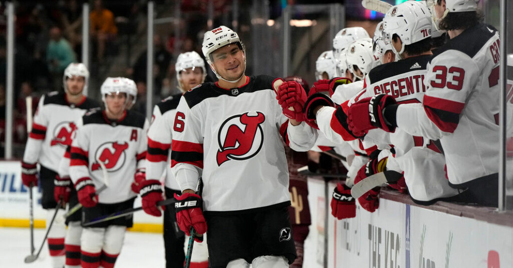New Jerseys nyförvärv Timo Meier firar sitt mål mot Arizona. Jesper Boqvist tvåmålsskytt för New Jersey