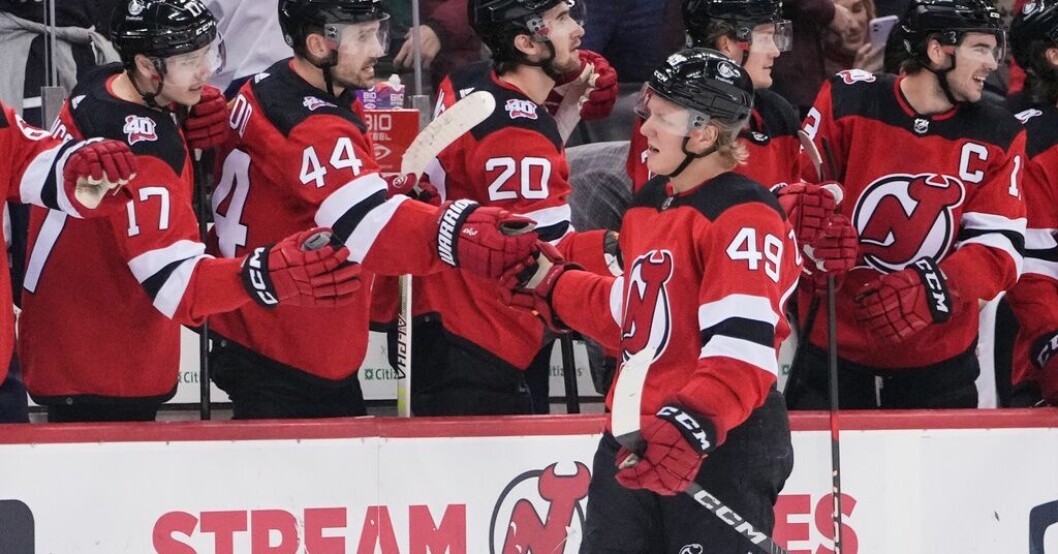 New Jerseys svenske forward Zetterlund hyllas för sitt mål i den tredje perioden. Zetterlund målskytt i New Jersey-seger