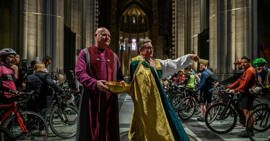 New York-cyklister mottar välsignelse och får en skvätt vigvatten på sig under cykelvälsignelseceremonin i Saint Johns-katedralen på Manhattan. New York-cyklister välsignade från faror