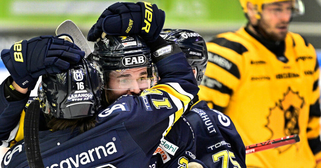 Nick Shore, i mitten, och lagkamrater firar ledningsmålet mot Skellefteå. HV71 sänkte Skellefteå – Brynäs mot kvalspel