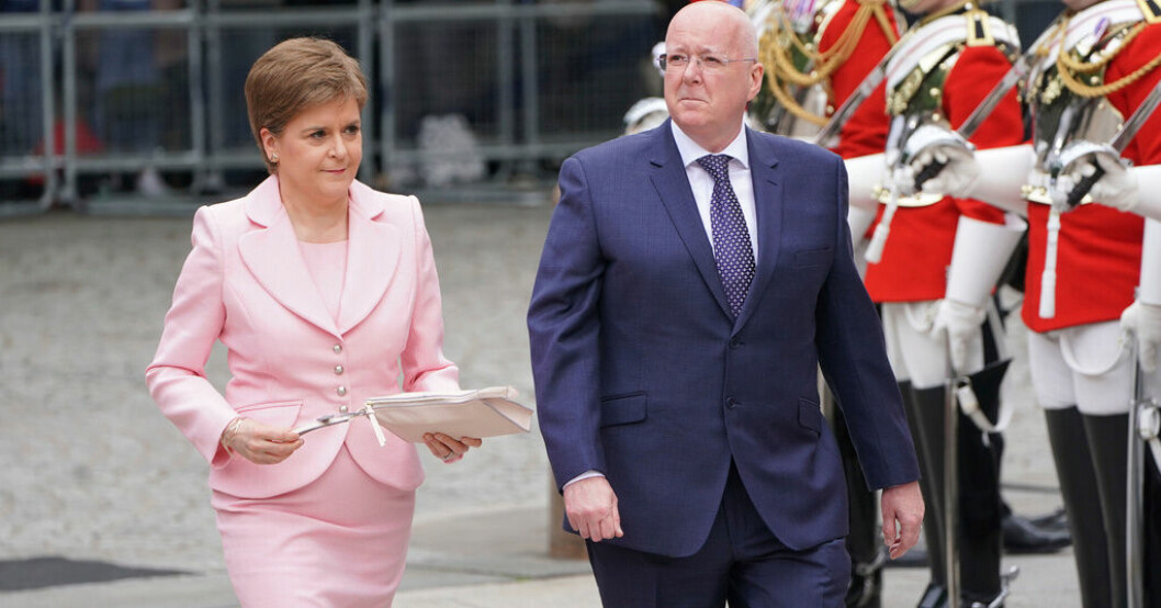 Nicola Sturgeon och hennes make Peter Murrell. Bild tagen i London i samband med drottning Elizabeths död sommaren 2022. Sturgeons make släppt – men bostaden avspärrad