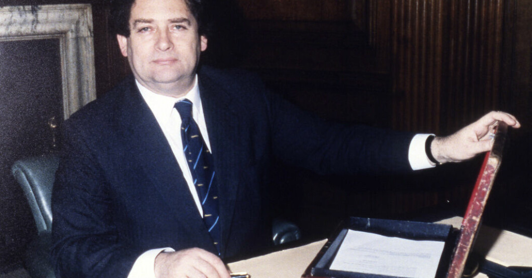 Nigel Lawson och "budgetlådan". Den användes vid den brittiska motsvarigheten till Sveriges budgetpromenad, då finansministern tar sitt budgetförslag till parlamentet. Bilden är från våren 1987. Thatchers omstridde finansminister död