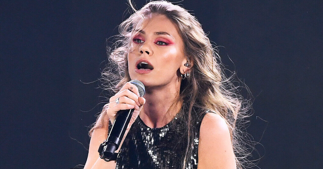 Nikes uppträdande i fredagskvällens semifinal av Idol. Nike Sellmar med ruffsigt hår på Idol-scenen.