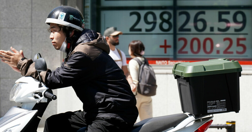 Nikkei|225 öppnade på 29|912, och tog sig sedan över 30|000-strecket. Bilden från tisdagen. Nikkei 225 passerar milstolpe