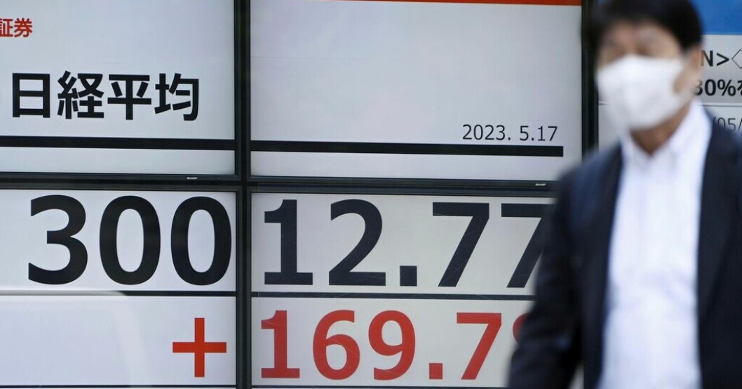 Nikkei|225 passerade 30|000 i veckan, och ser ut att hålla sig väl över den symboliska nivån när handlarna tar helg. Bilden från i onsdags. Tokyobörsen går mot starkt veckoavslut
