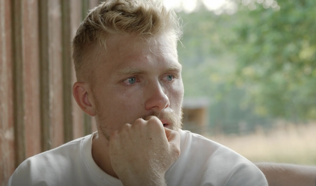 Niklas tårar i tv efter beskedet om att hans vän Josefine inte kommer tillbaka till <span class=" italic" data-lab-italic_desktop="italic">Farmen</span> 2022. Niklas tårar i tv efter beskedet om att hans vän Josefine inte kommer tillbaka till Farmen 2022.