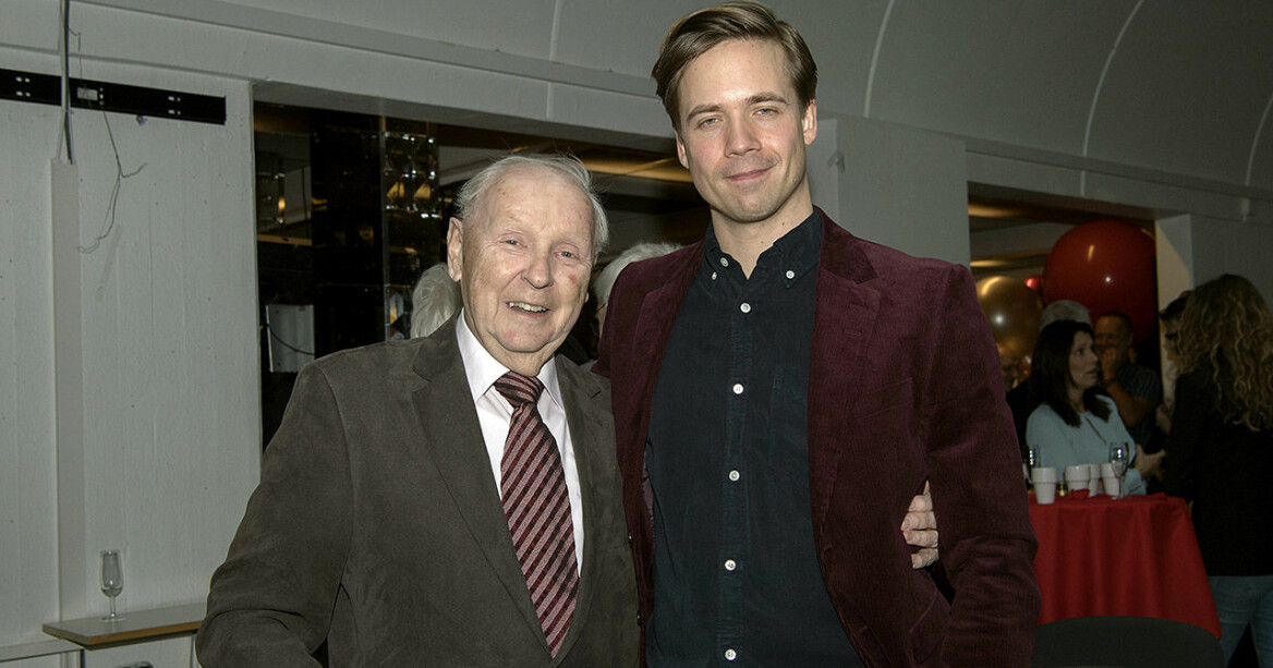 Nils med legendaren John Pohlman när Rapport firade 50 år 2019. Nils Holmqvist och John Pohlman.