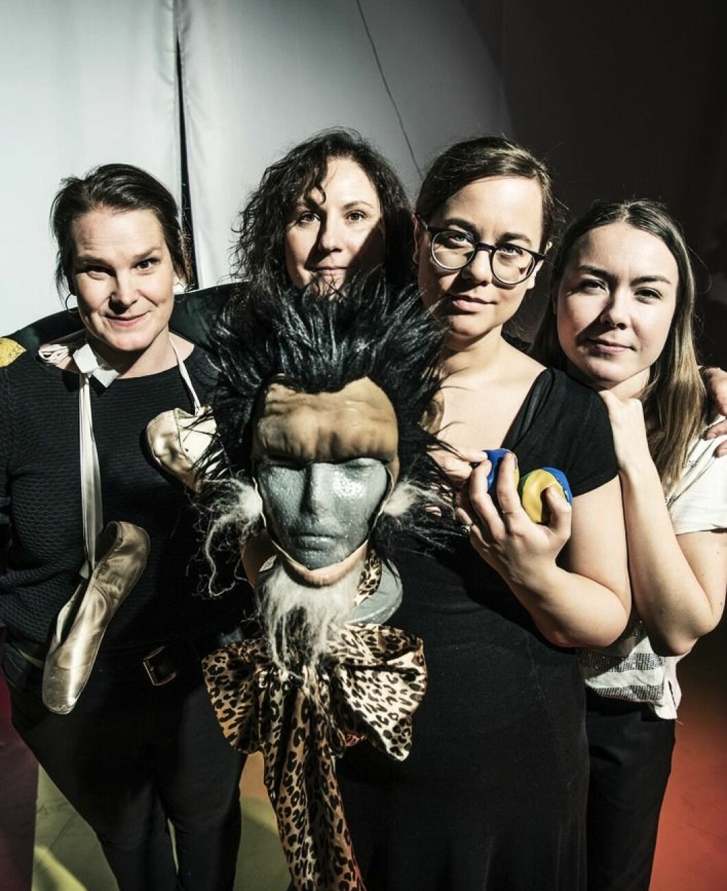 Skådespelarna Sofia Rönnegård, Lotta Östlin Stenshäll, Nina Haber och Josefin Ankarberg är alla delaktiga i projektet “Den babyloniska skökan”. FOTO: Lars Pehrson/TT