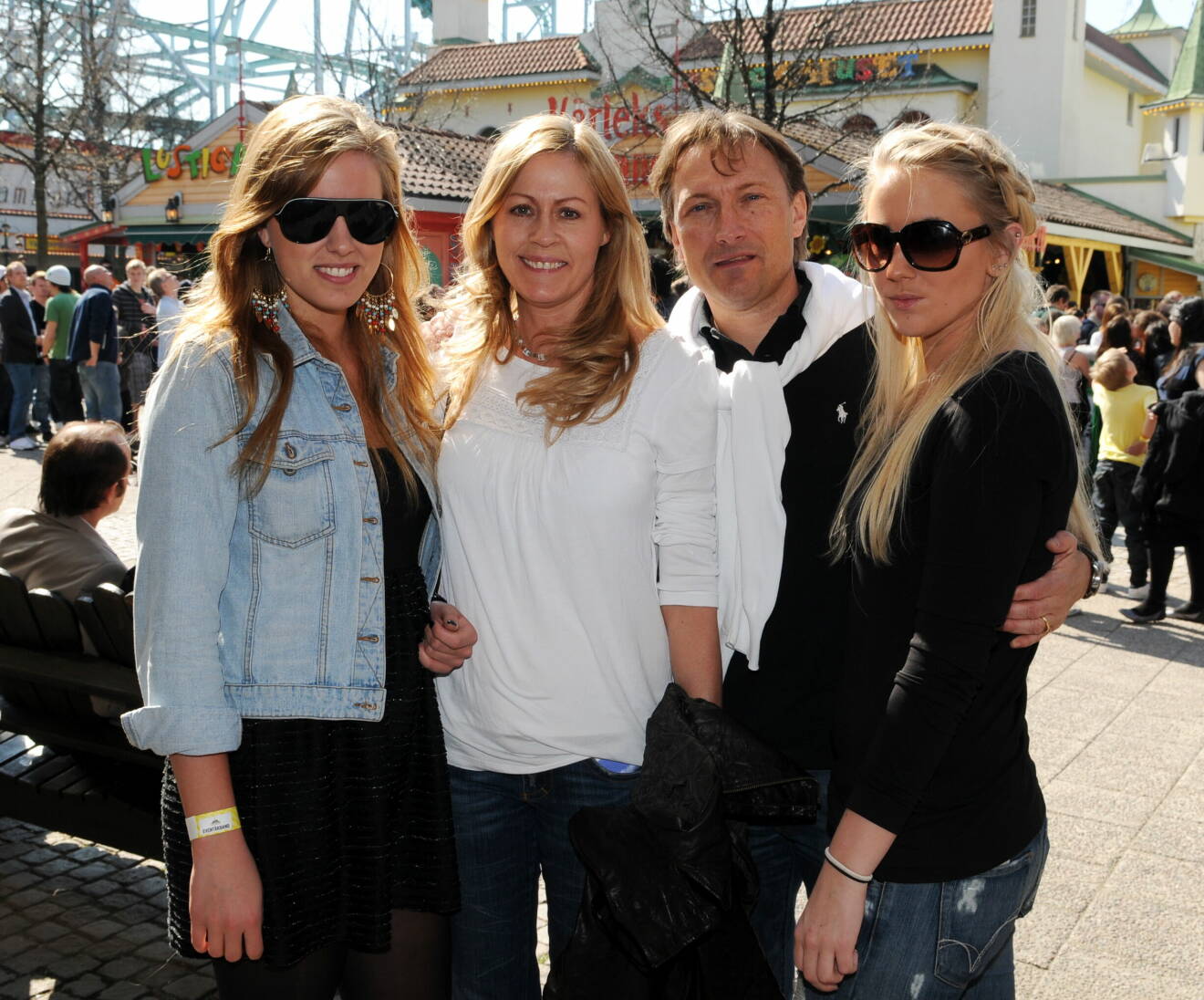 Nina Gunke och make Samuel Holgersson med döttrarna Niki och Moa på Gröna Lund år 2009.