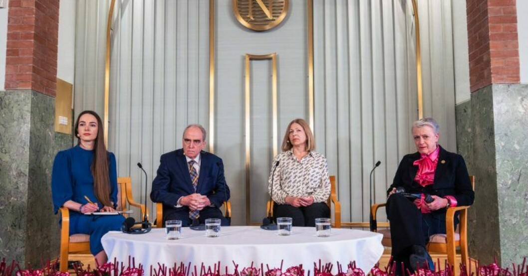 Under fredagen deltog samtliga pristagare av Nobels fredspris i en pressträff med Nobelkommitténs ordförande Berit Reiss Andersen. De tre pristagarna tillsammans med Noblkommitténs ordförande.